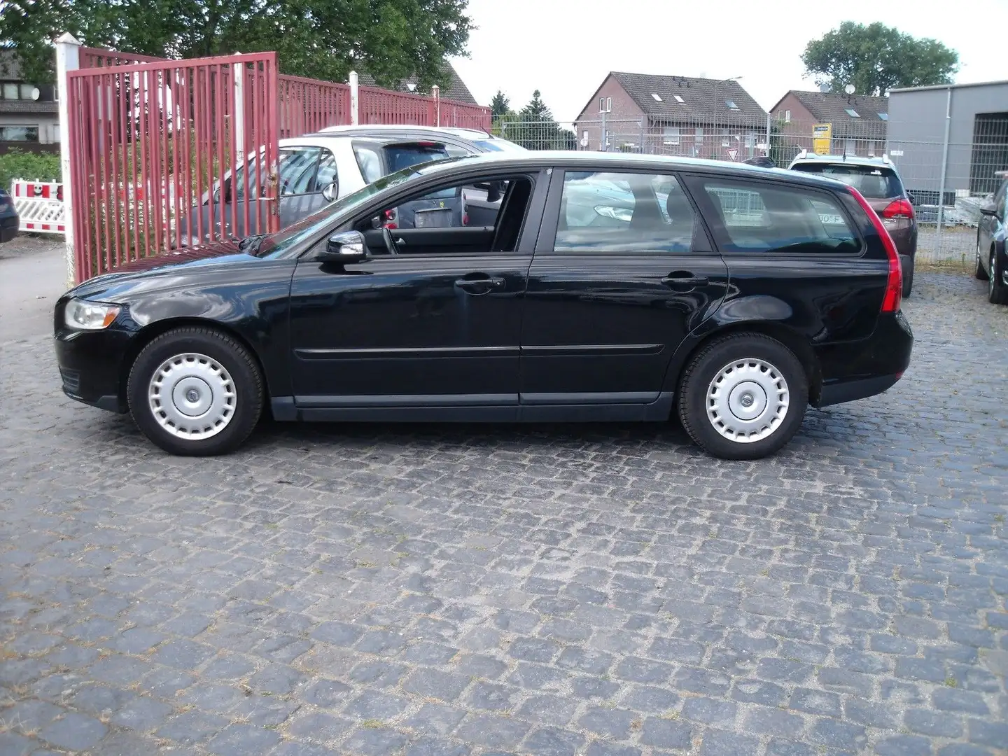 Volvo V50 Kombi 1.6 D Kinetic Schwarz - 1