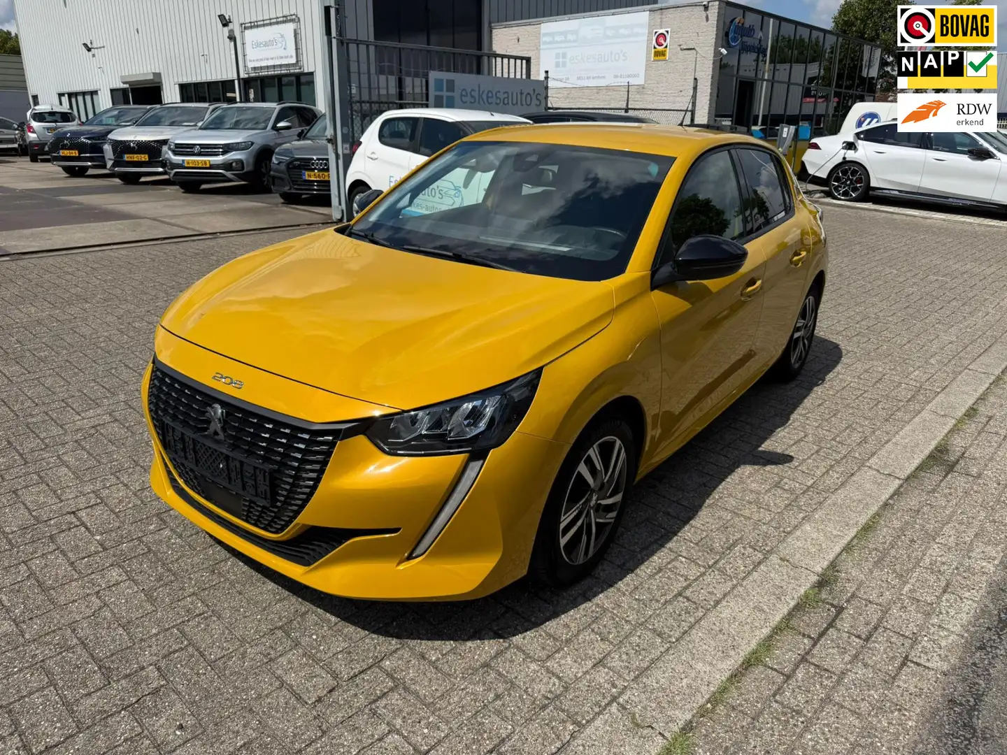 Peugeot 208 1.2 PureTech Allure 100PK, Navi, 12 mnd garantie Geel - 1