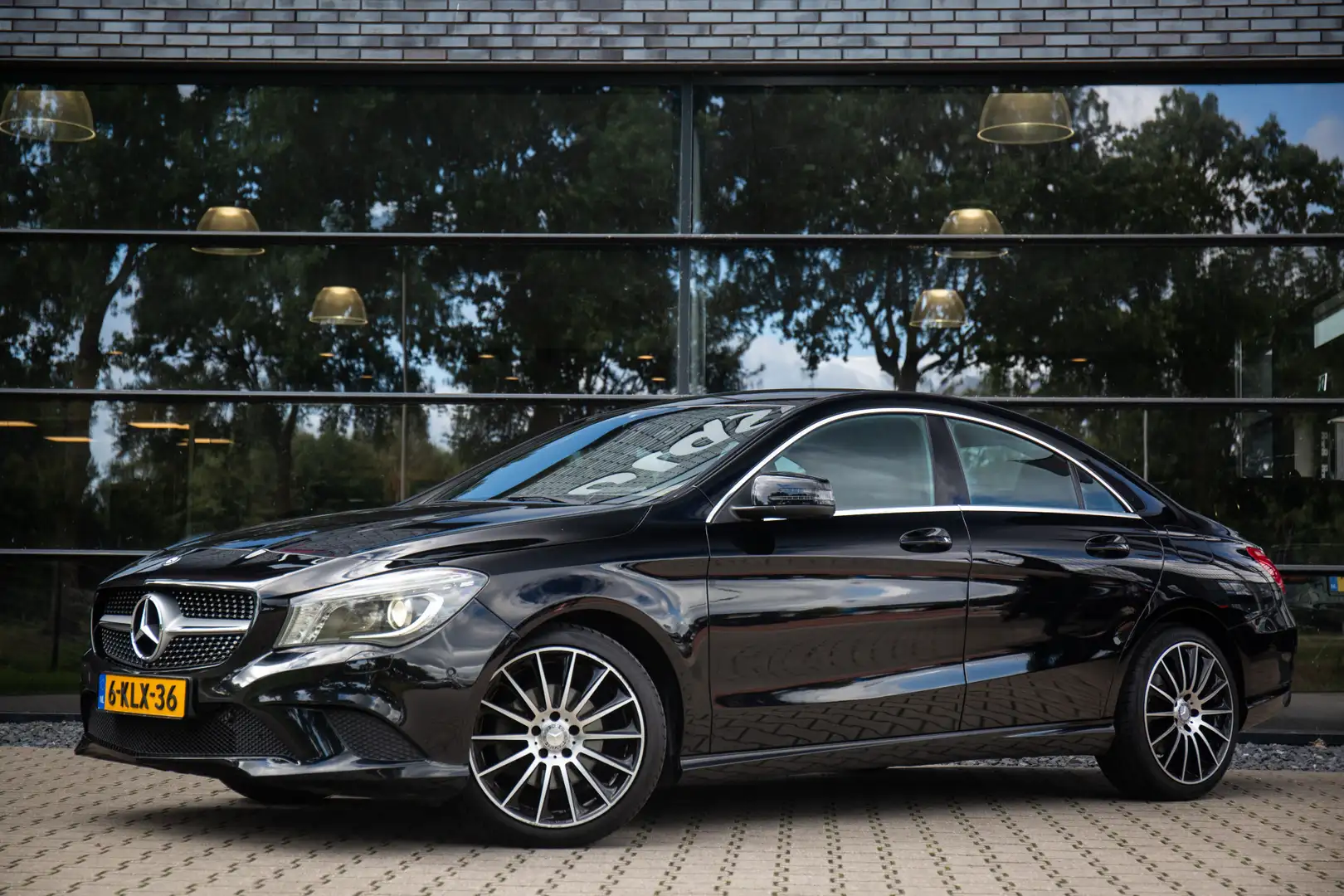Mercedes-Benz CLA 200 Prestige Zwart - 2