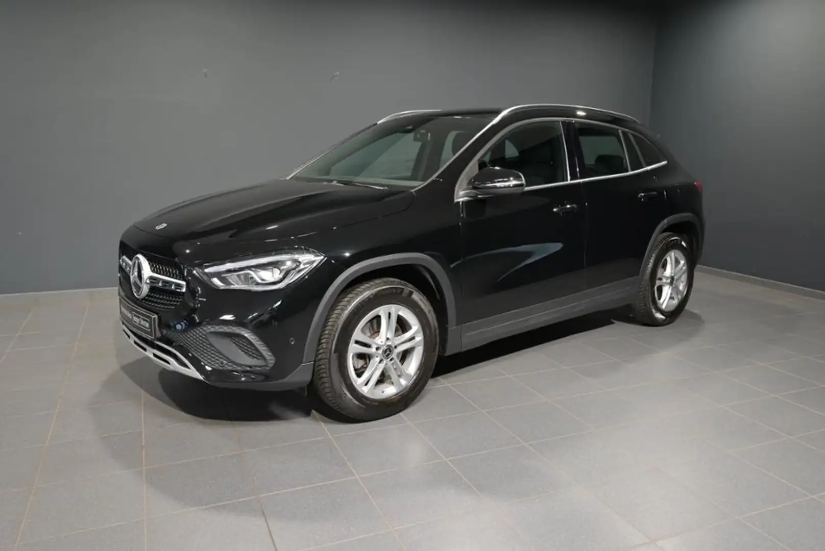 Mercedes-Benz GLA 180 d STYLE/LED/MBUX/RFK/SHZ/NAVI/TEMPOMAT Černá - 1