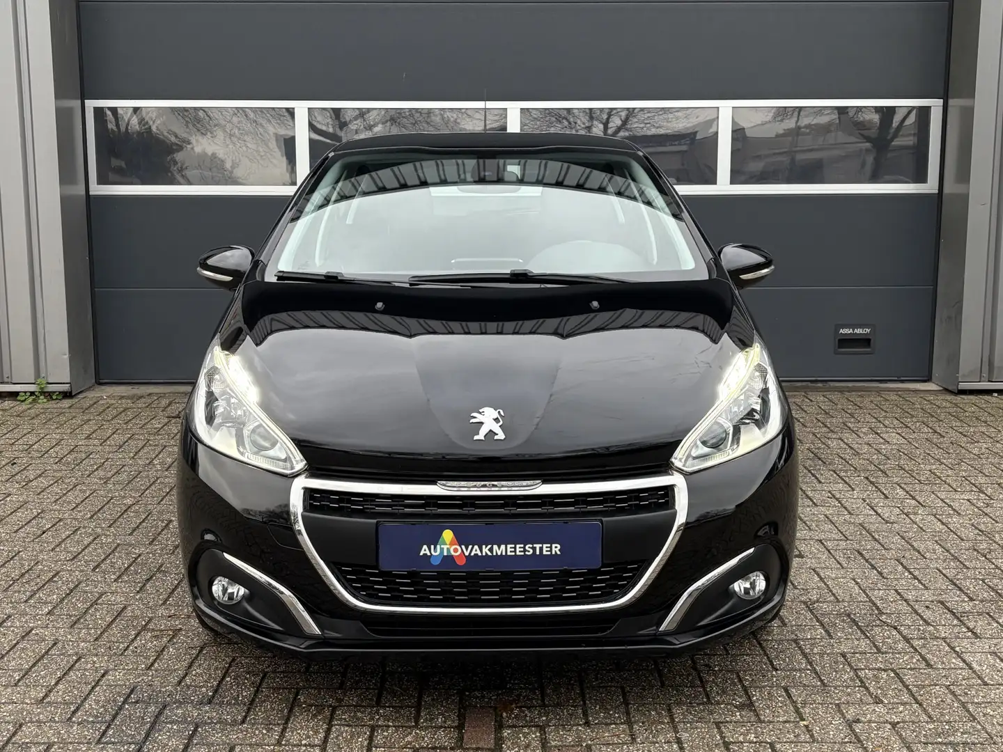 Peugeot 208 1.2 PureTech Signature | Navi | Carplay/Android | Zwart - 2