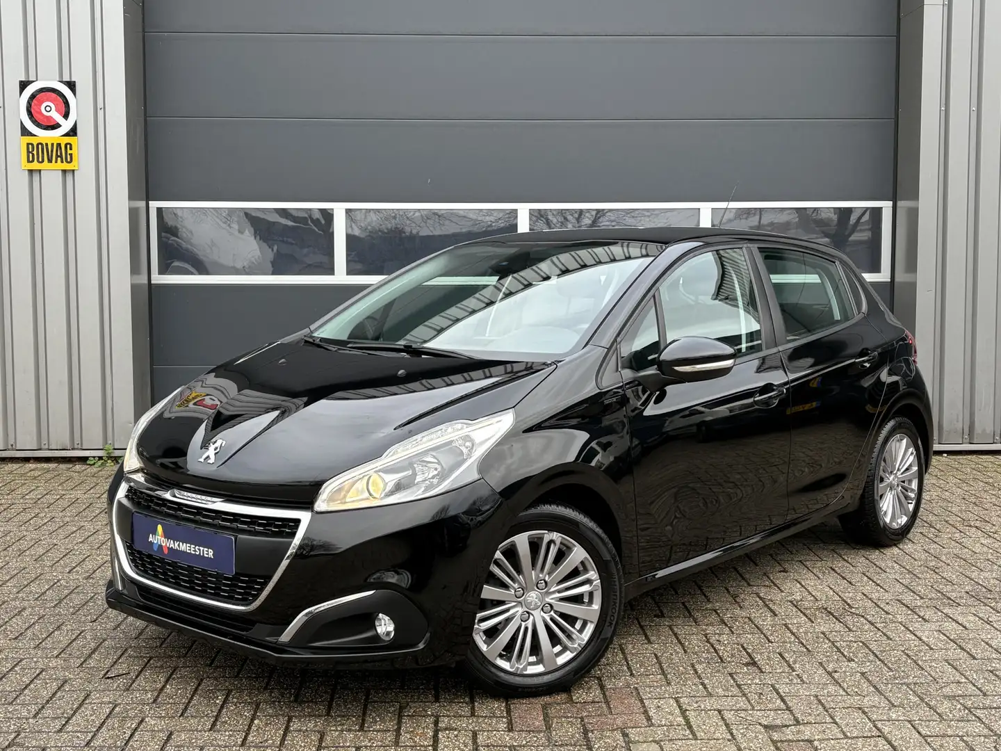 Peugeot 208 1.2 PureTech Signature | Navi | Carplay/Android | Zwart - 1