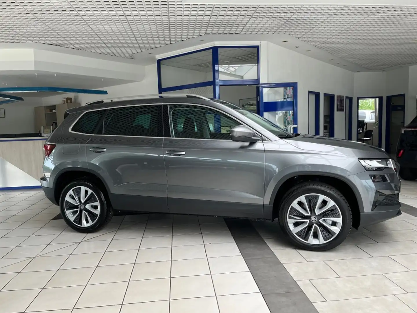 Skoda Karoq 1.5 TSI DSG+AHK+RFK+ACC+Navi+el.Heckkl.++ Grau - 1