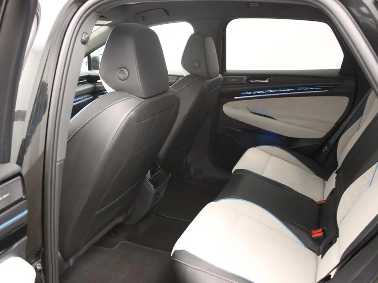 Volkswagen ID.7 PRO 82 kWh +H&K +PANO +360" +DCC +IQ.LIGHT +ACC + 10