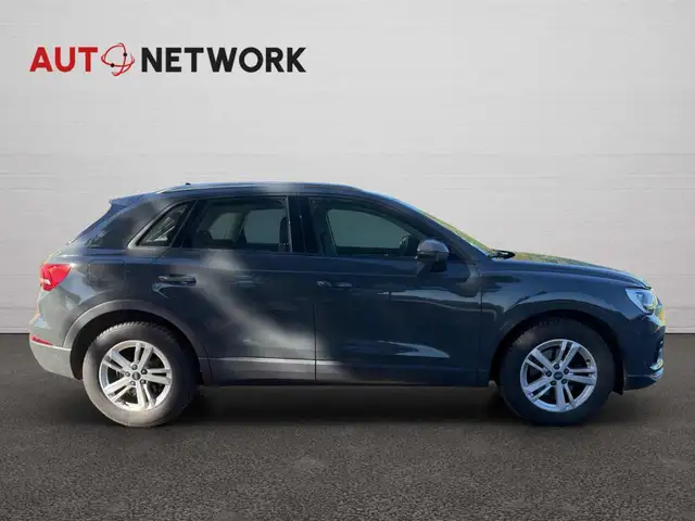 Audi Q3 view 8