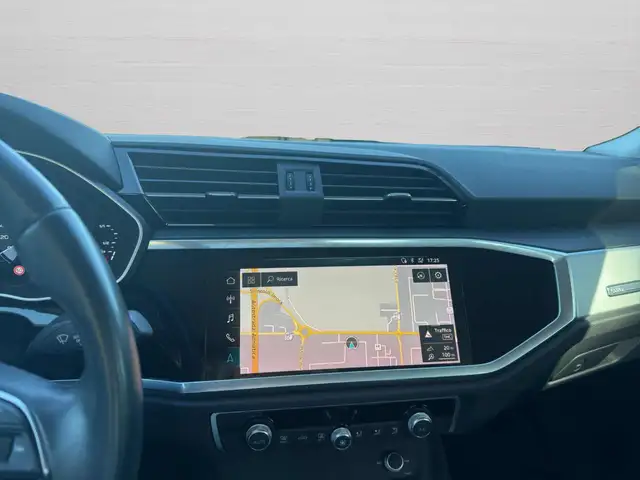 Audi Q3 view 13