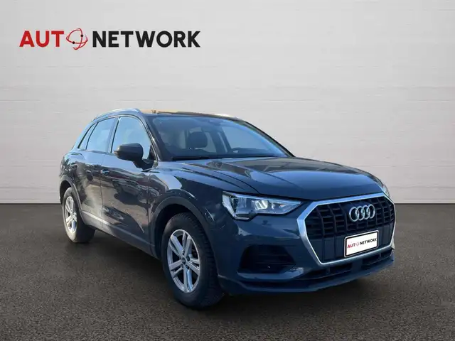 Audi Q3 view 3