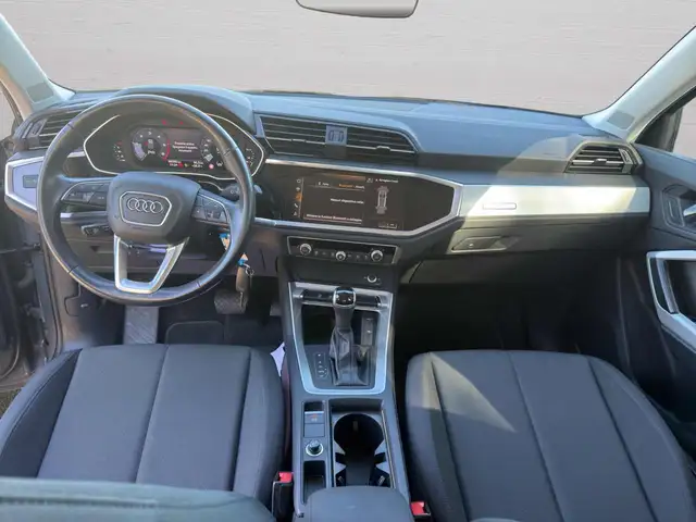 Audi Q3 view 11