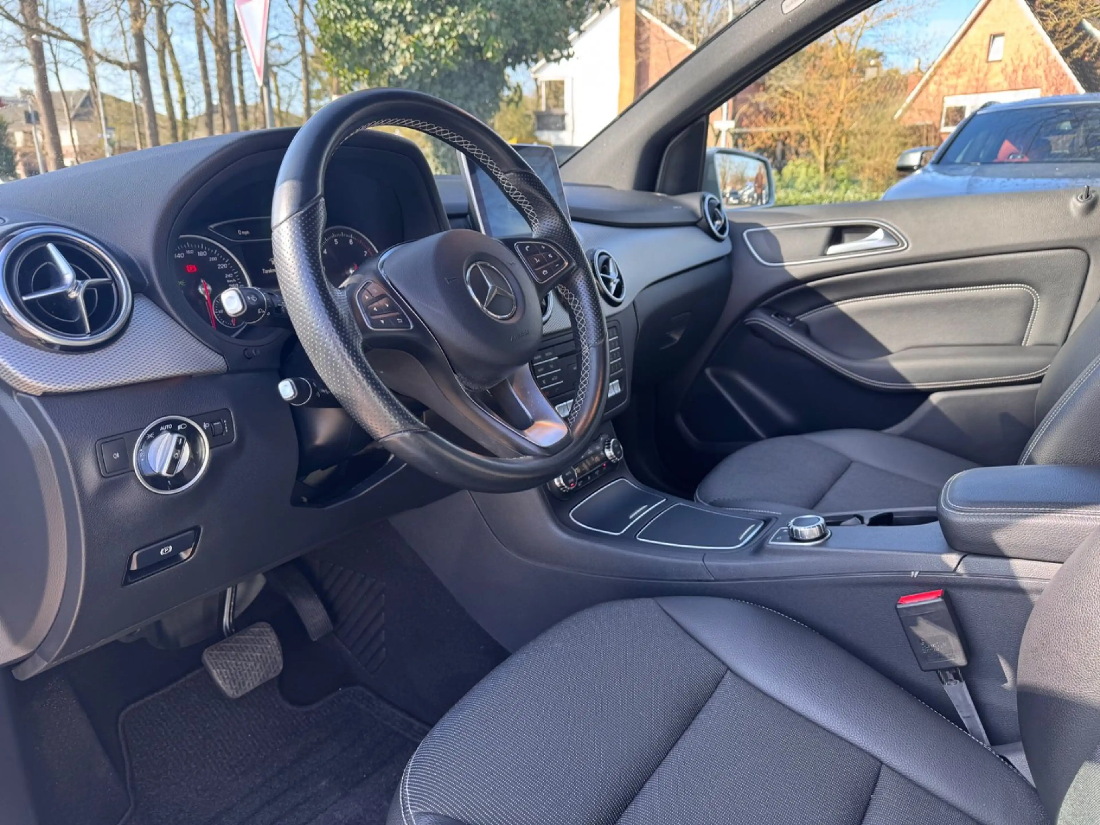Mercedes-Benz B 220 4Matic*PDC*NAVI*SHZ*LED*1-HAND* — photo 12