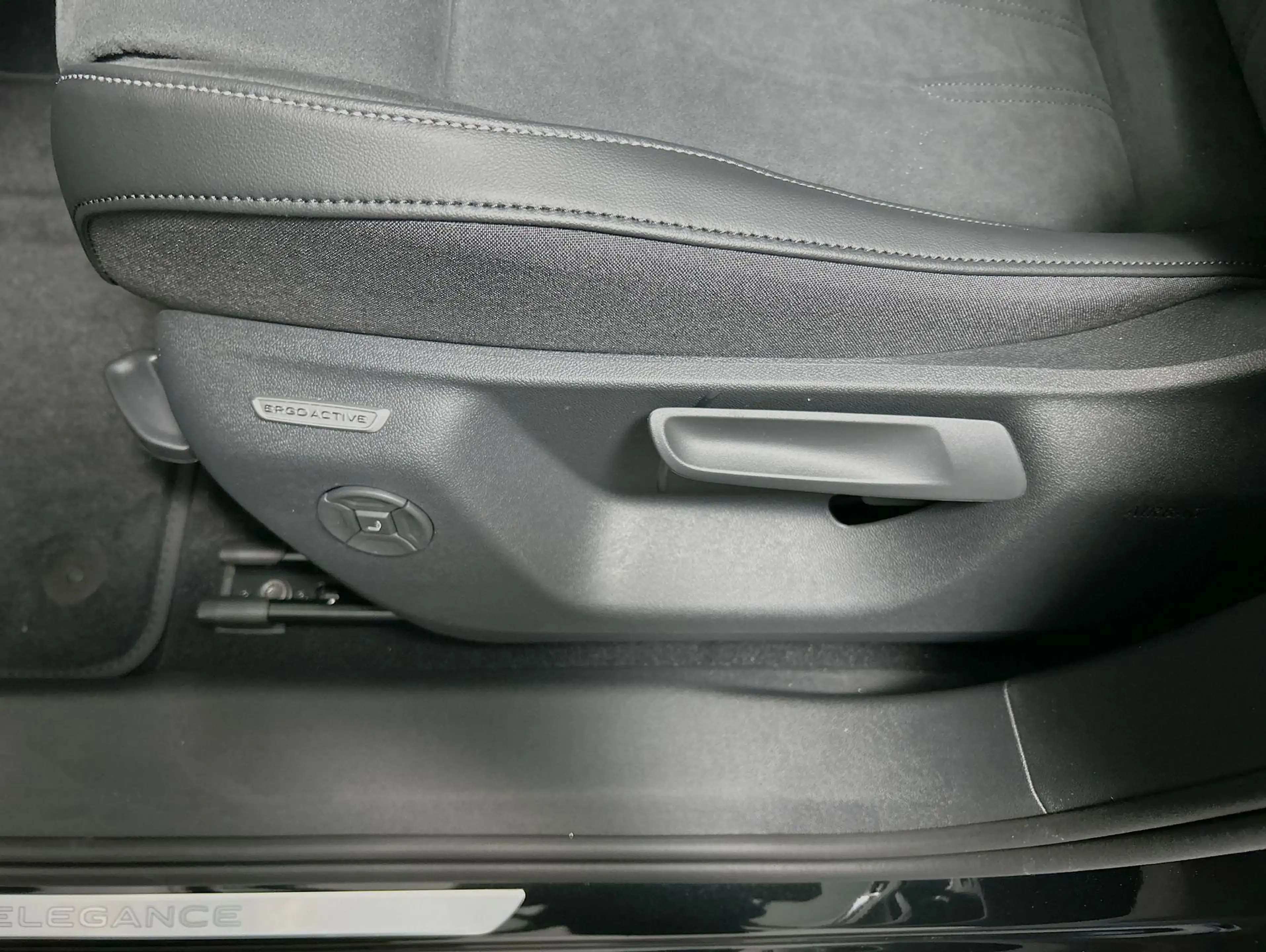 Volkswagen Tayron Elegance 1.5 l eHybrid CarPlay Pano ACC — photo 12