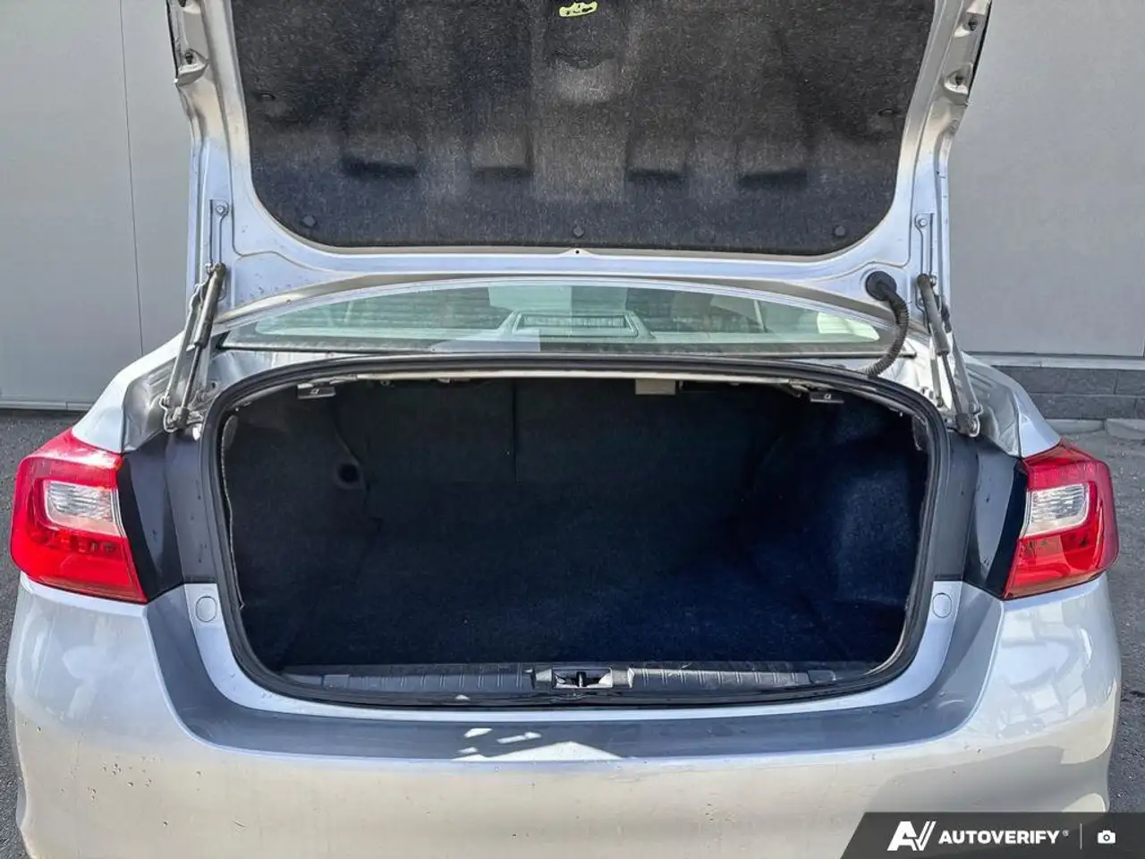 Subaru Legacy снимка Subaru Legacy