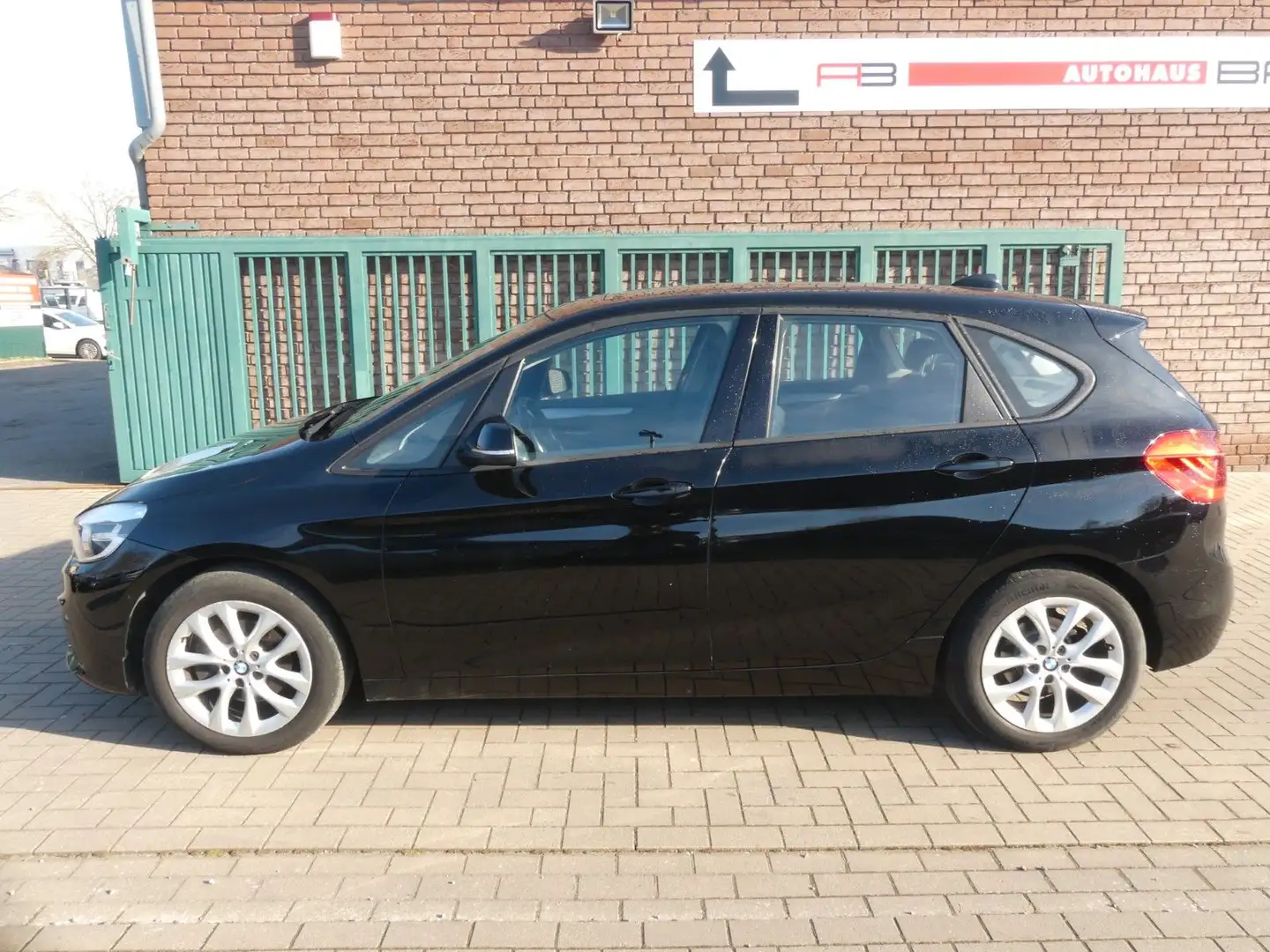 BMW 218 Baureihe 2 Active Tourer 218 d Advantage Schwarz - 1