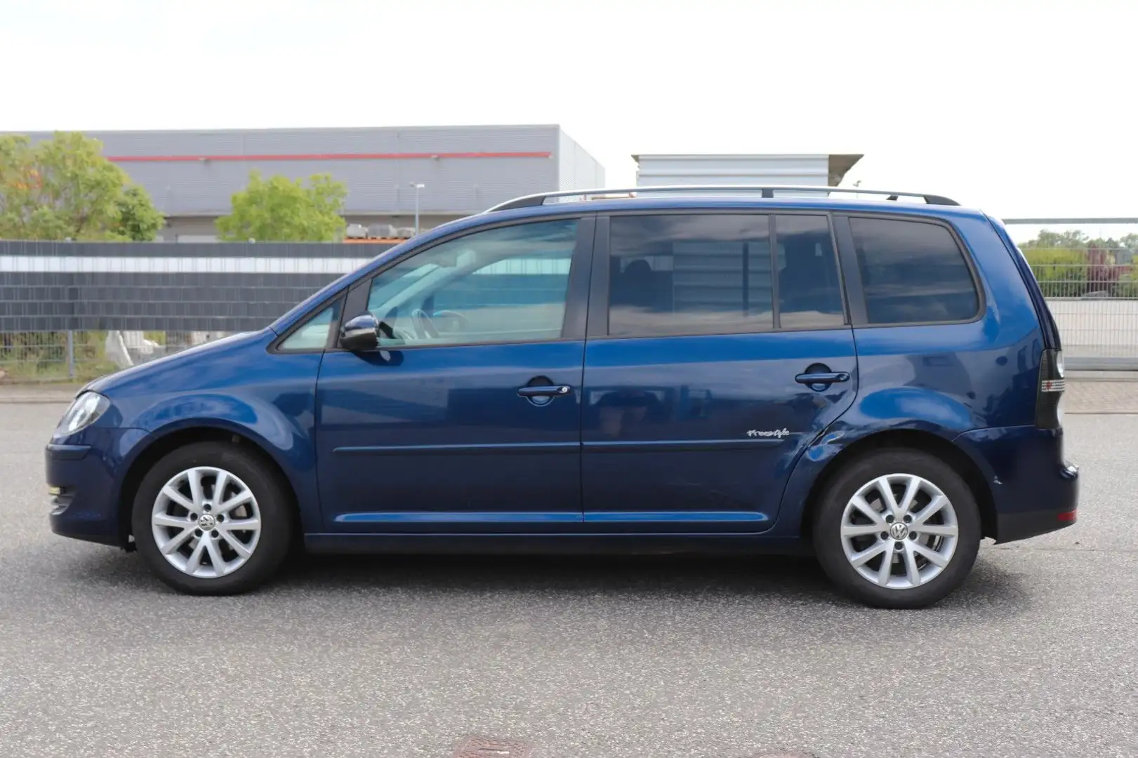 Volkswagen Touran Freestyle BlueMotion Blau - 2