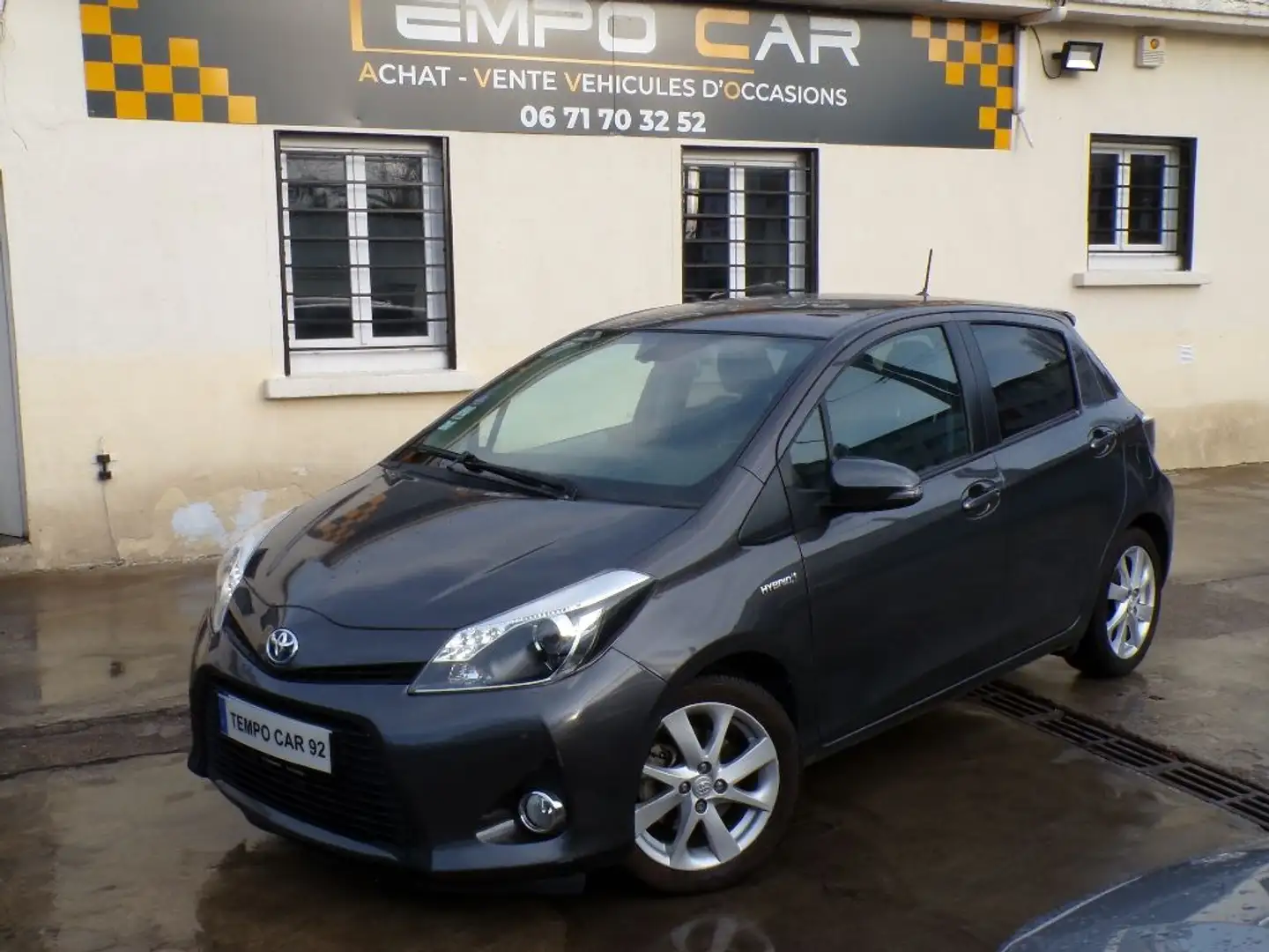 Toyota Yaris 100h Style Gris - 1
