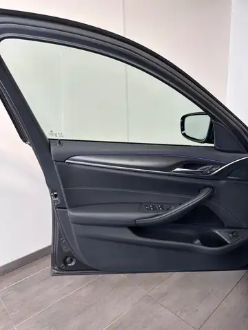 BMW 5 Series view 8