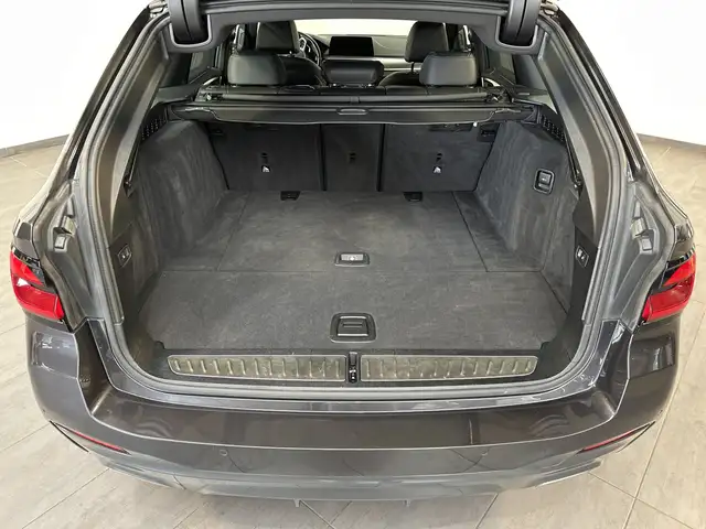 BMW 5 Series view 6