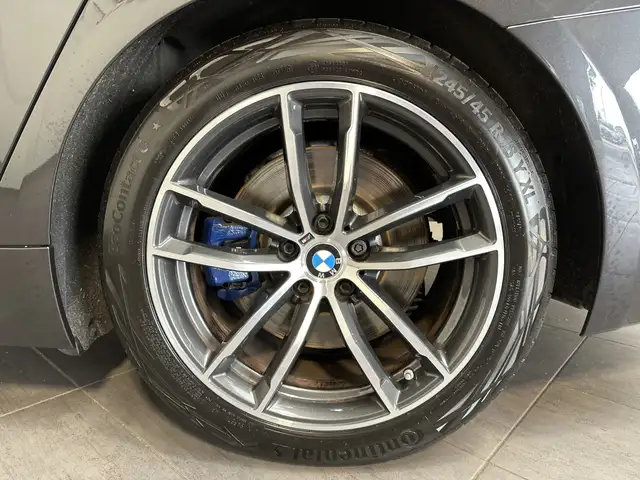 BMW 5 Series view 3