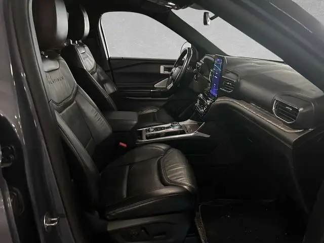 Ford Explorer view 3