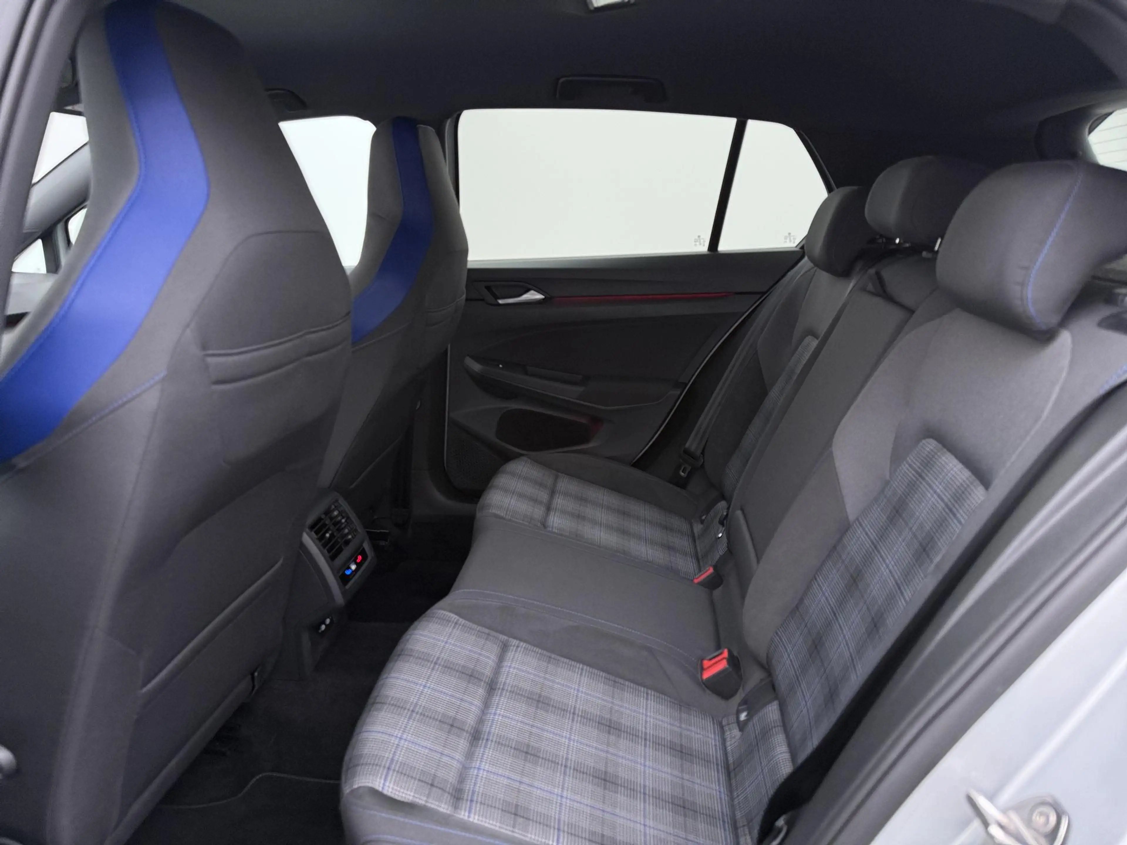 Volkswagen Golf GTE 1.4 eHybrid | Navigatie | Camera | 18" | Black Sty — photo 7