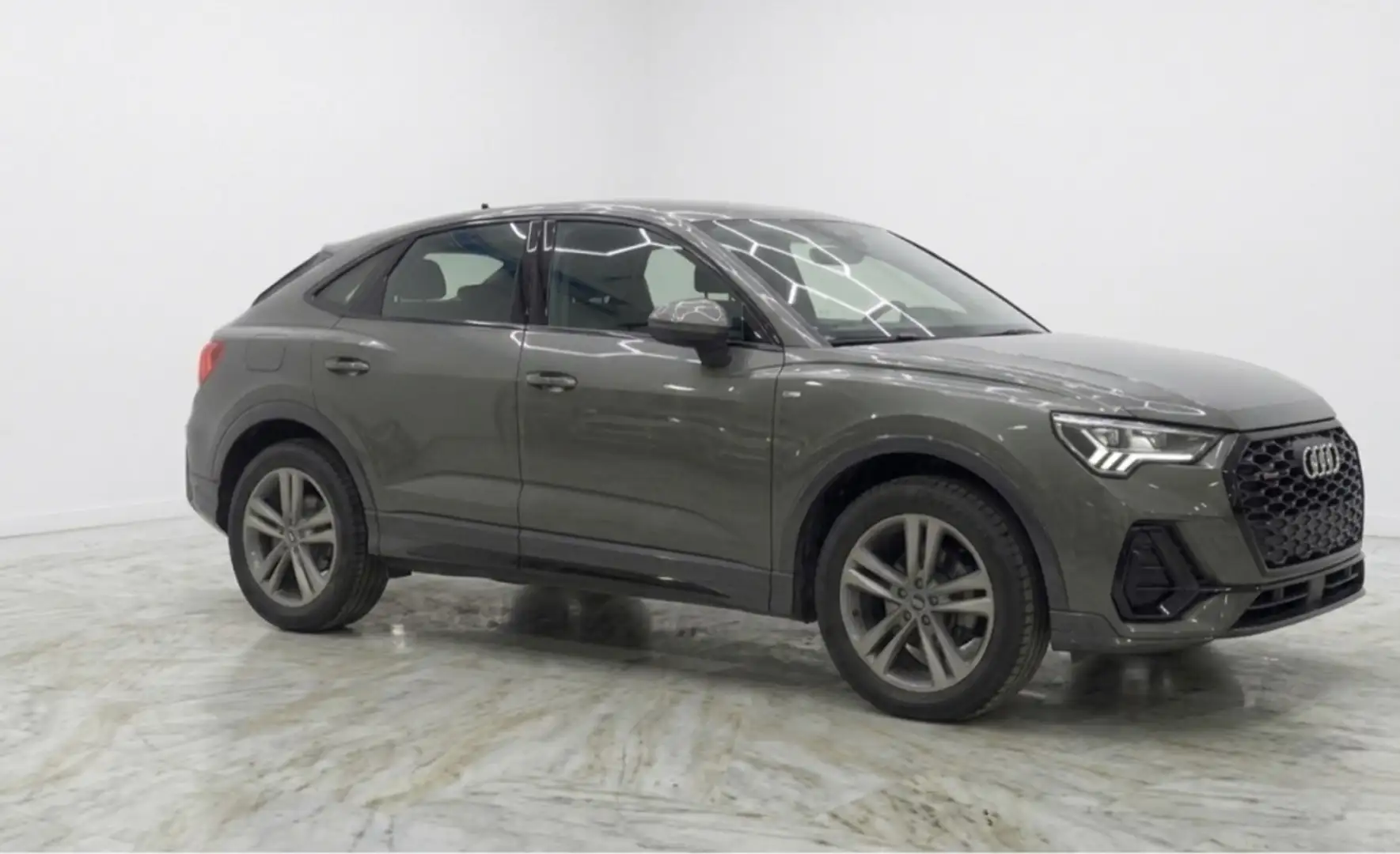 Audi Q3 Sportback 45 TFSIe S-tronic Gris - 2