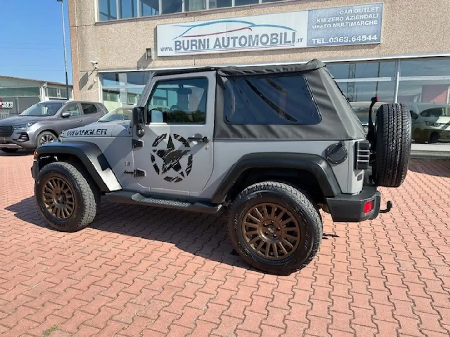 Jeep Wrangler 2.8 CRD DPF 3p Sahara Auto Grigio - 2