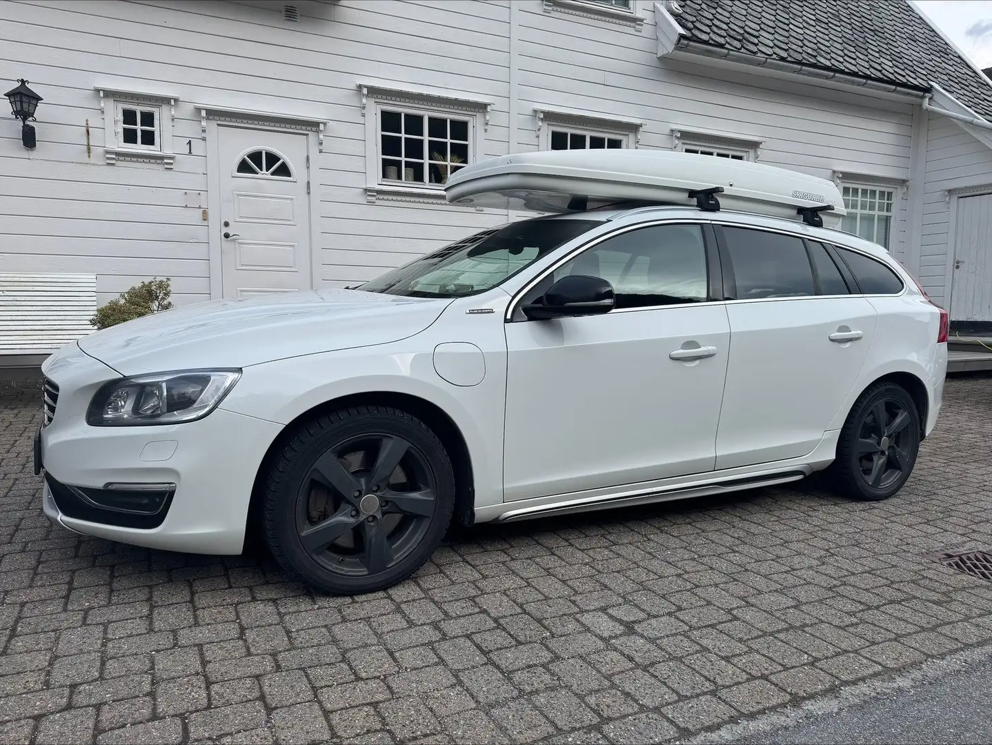 Volvo V60 V60 D6 Twin Engine Geartronic Momentum Weiß - 1