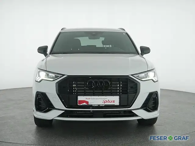 Audi Q3 view 12
