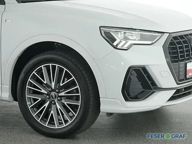 Audi Q3 view 11