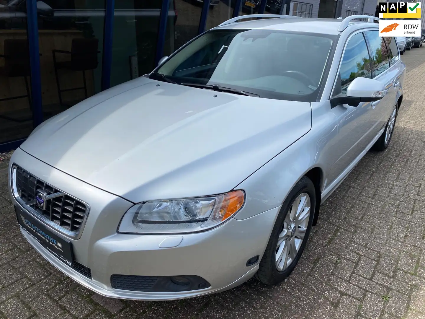 Volvo V70 2.5FT Summum 230PK LEER / XENON / ADAPTIVE CRUISE Zilver - 1
