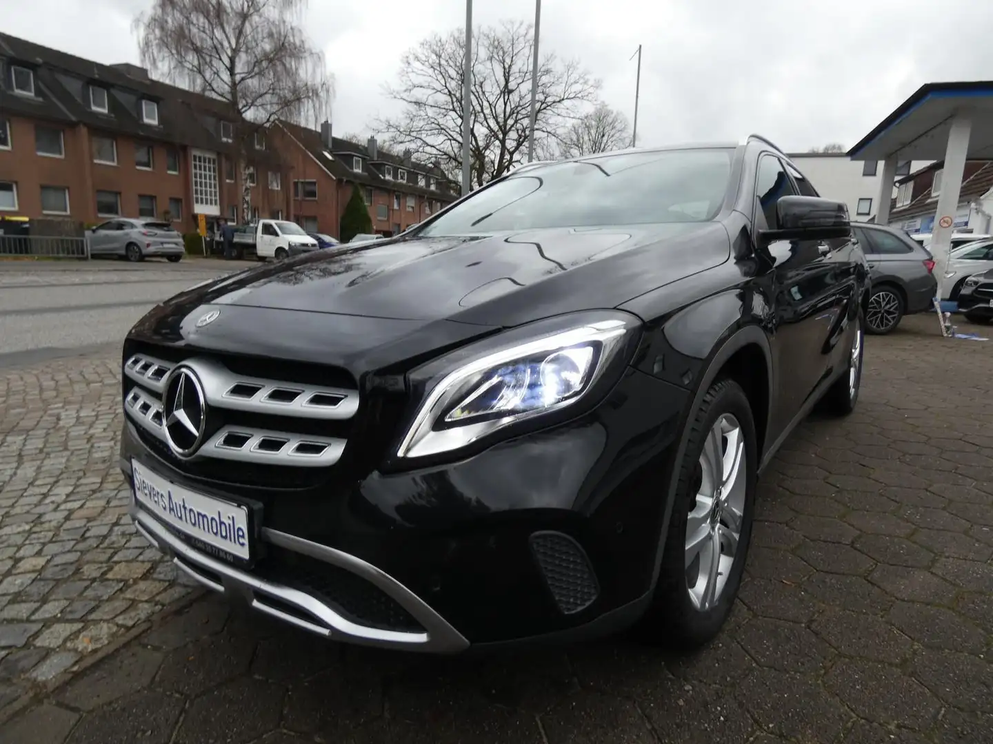 Mercedes-Benz GLA 220 CDI 4Matic 7G-DCT LED Navi Kamera SHZ Schwarz - 1