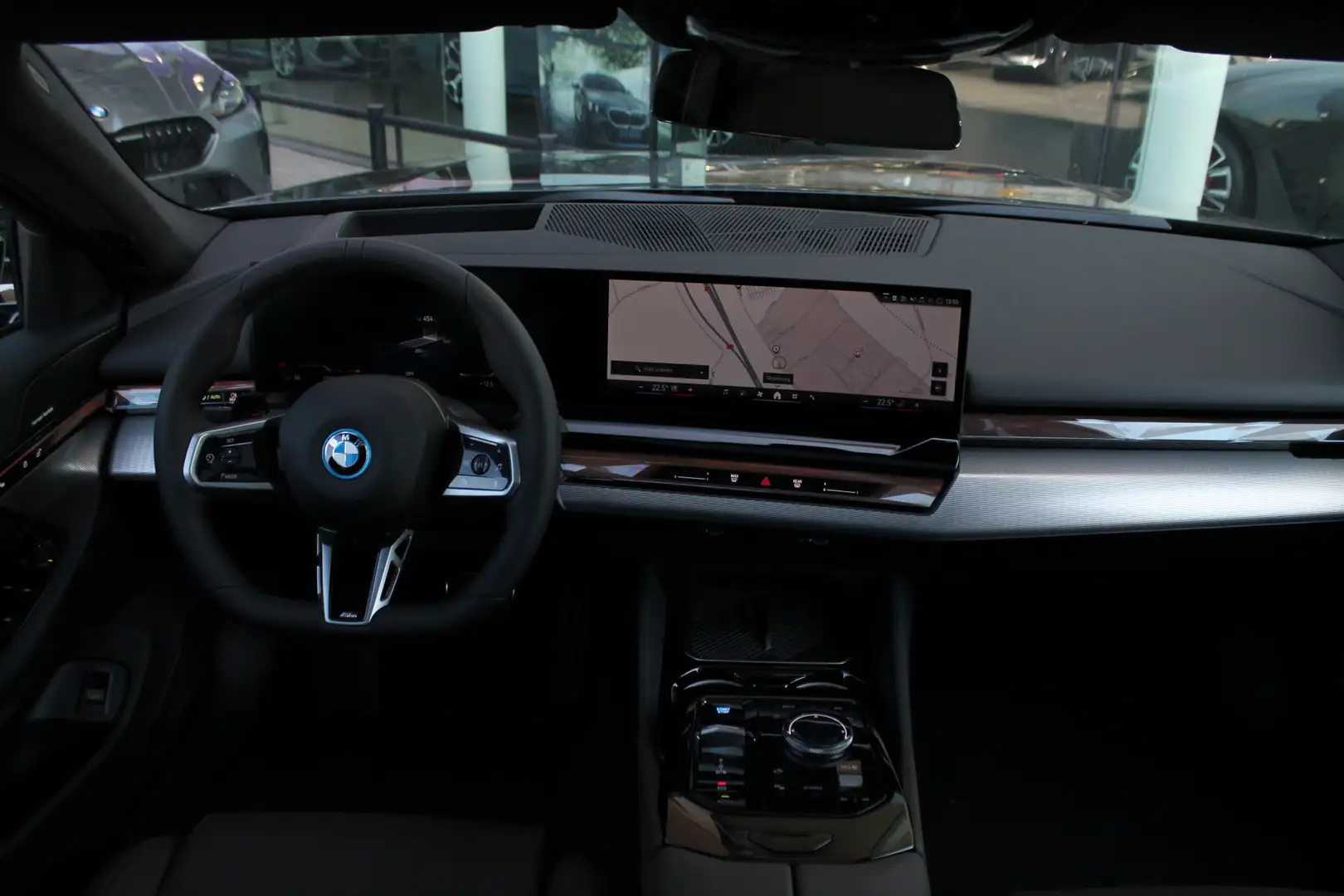 BMW i5 eDrive40 M Sport / Panoramadak / Trekhaak / Adapti Grijs - 2