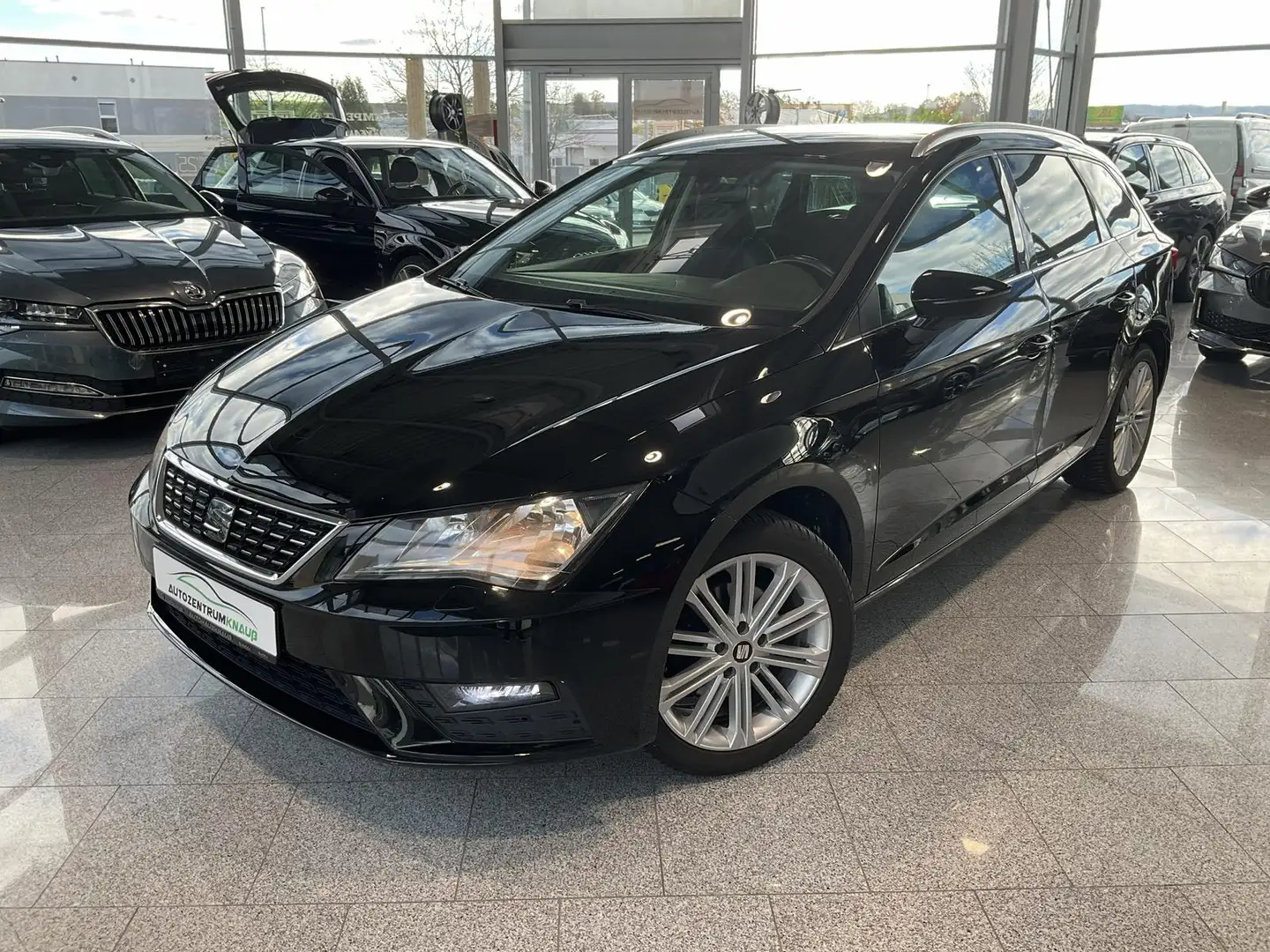 SEAT Leon ST 1.4TSI Xcellence AHK Navi R-Kam Family-Pak Wint Schwarz - 1