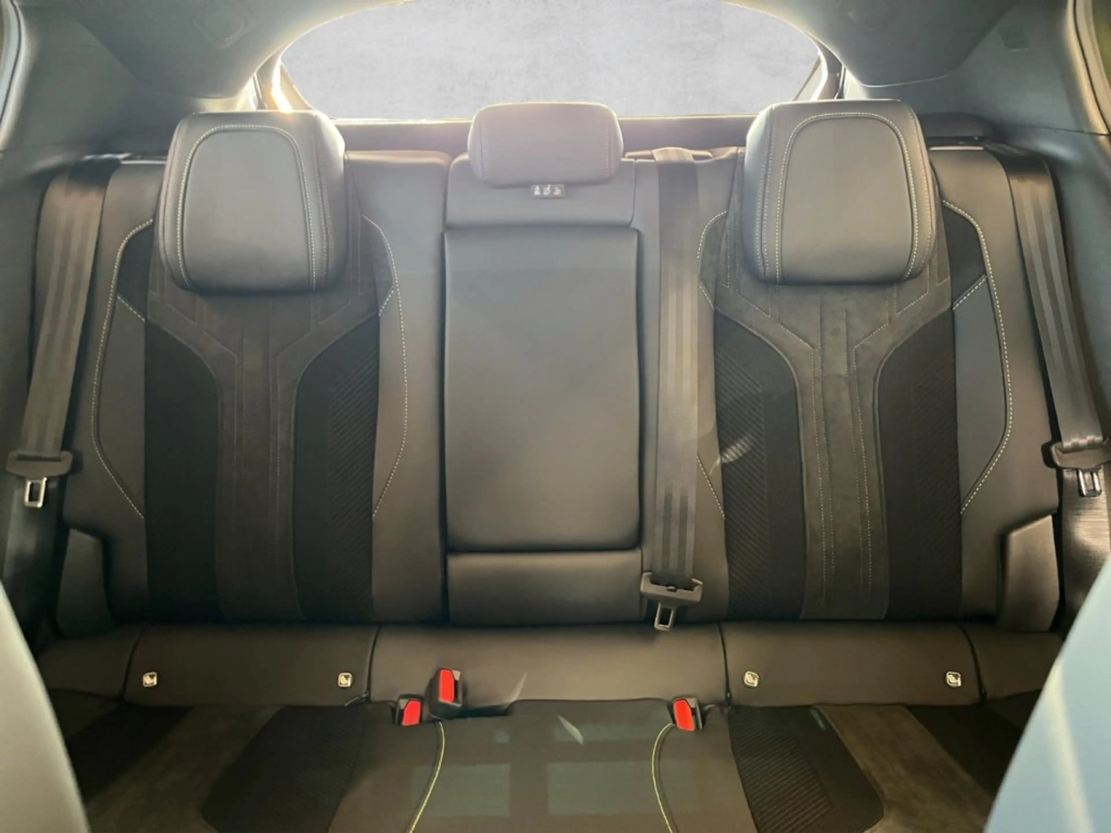 Peugeot 408 Neuer 408 GT EXCLUSIVE MHEV 145 e-DCS6 — photo 13