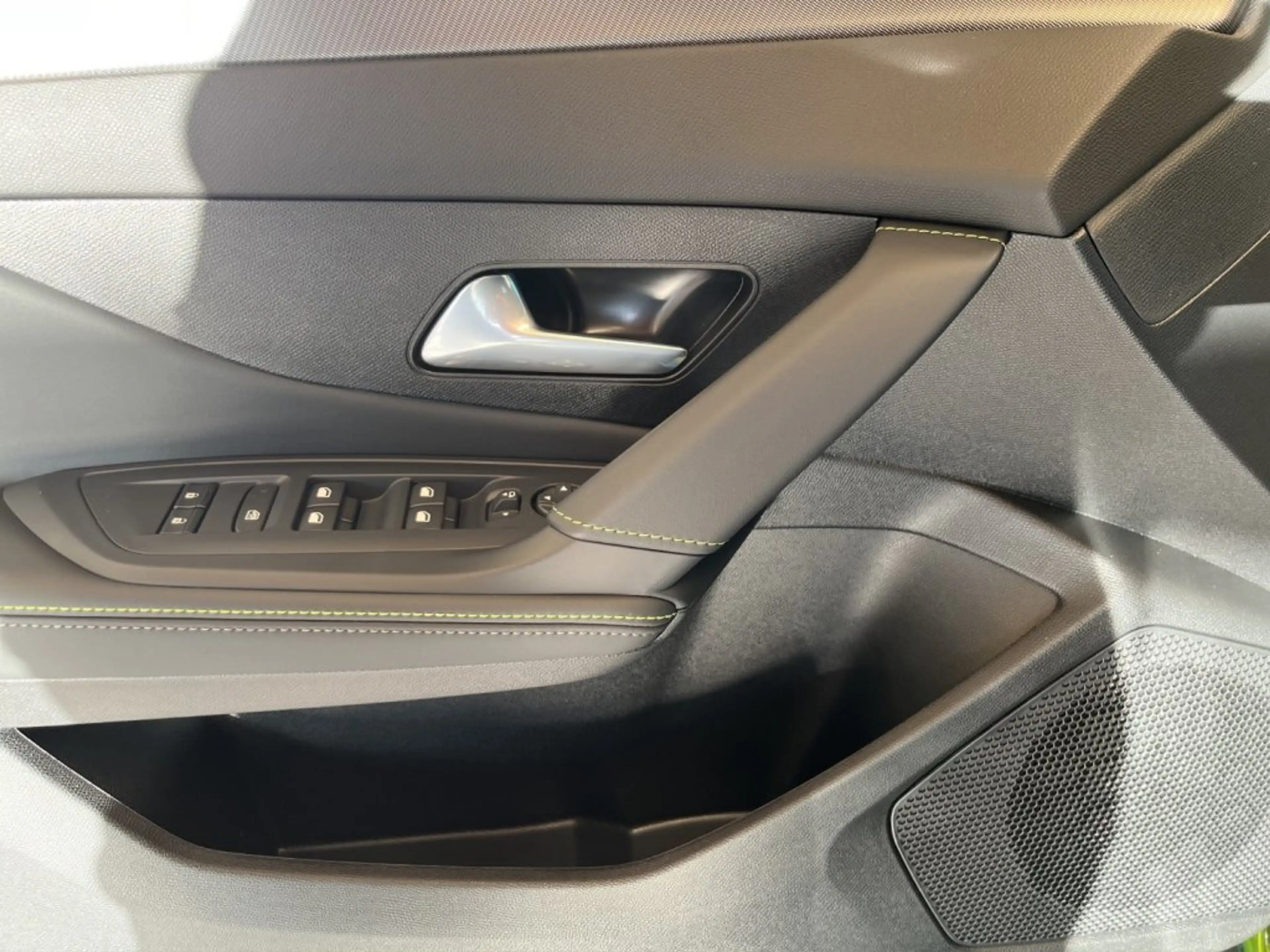 Peugeot 408 Neuer 408 GT EXCLUSIVE MHEV 145 e-DCS6 — photo 12