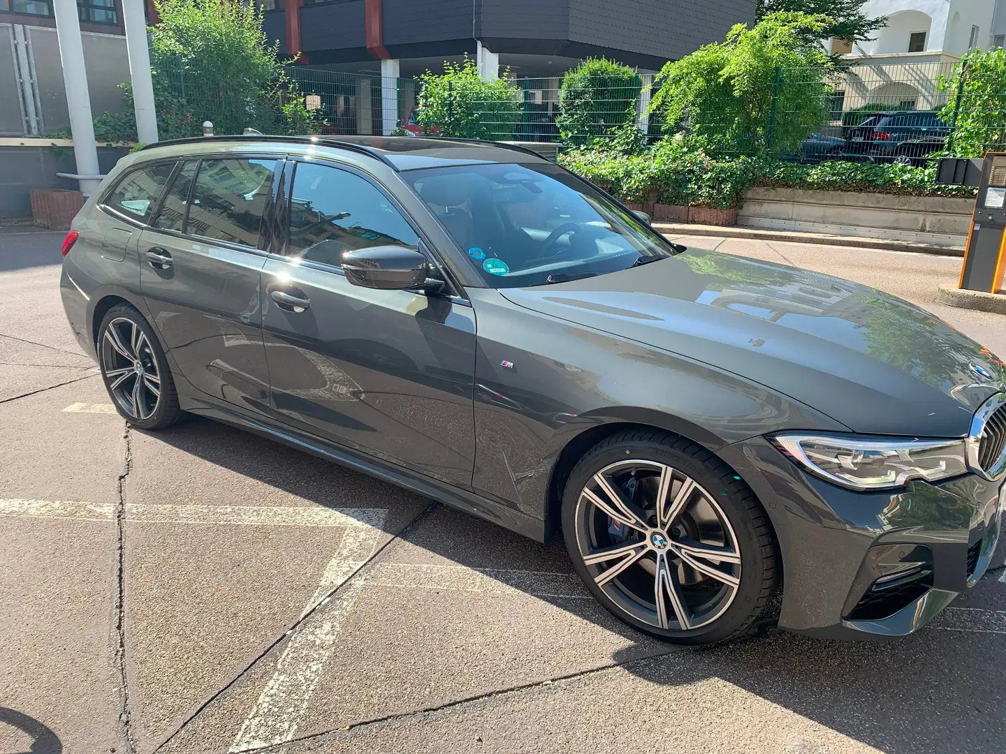 BMW 330 330i Touring xDrive Aut. M Sport Leder Panora Grau - 1