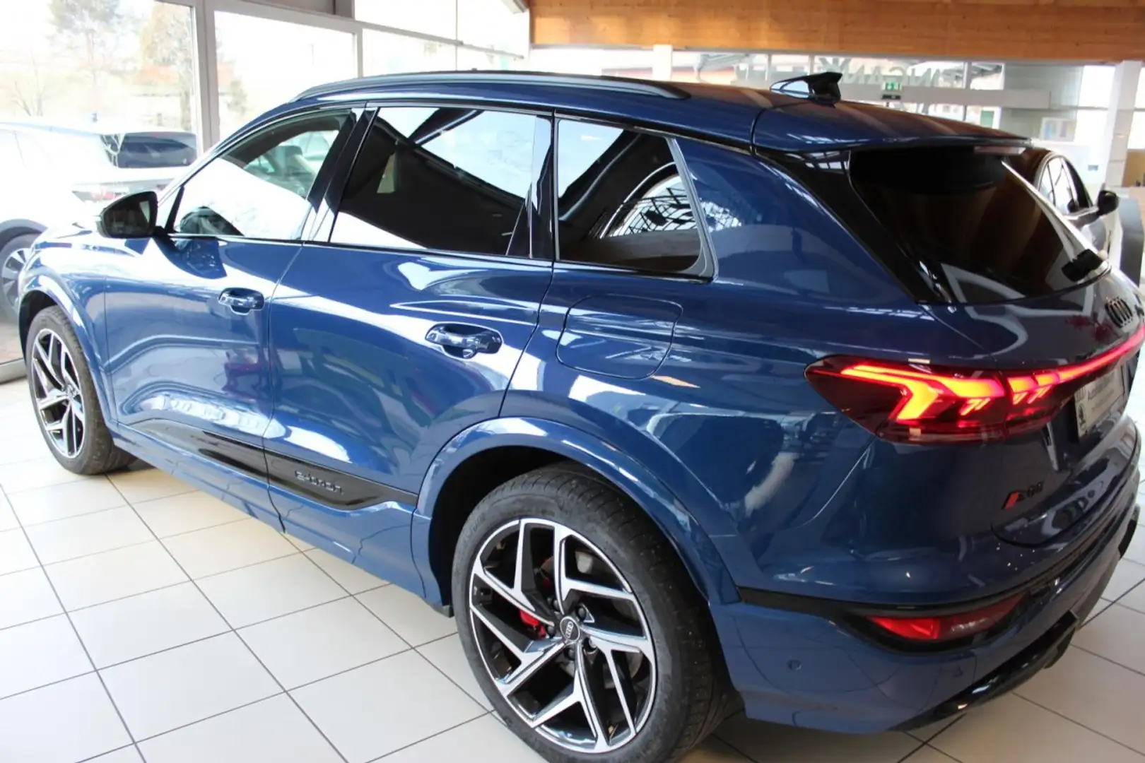 Audi SQ6 e-tron e-tron quattro edition one blue Panoramadach Blau - 2