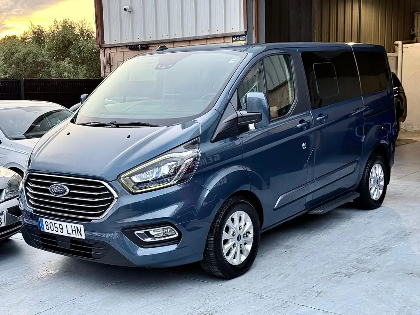 Ford Tourneo Custom 2.0 EcoBlue Hybrid Titanium 130 Blau - 2