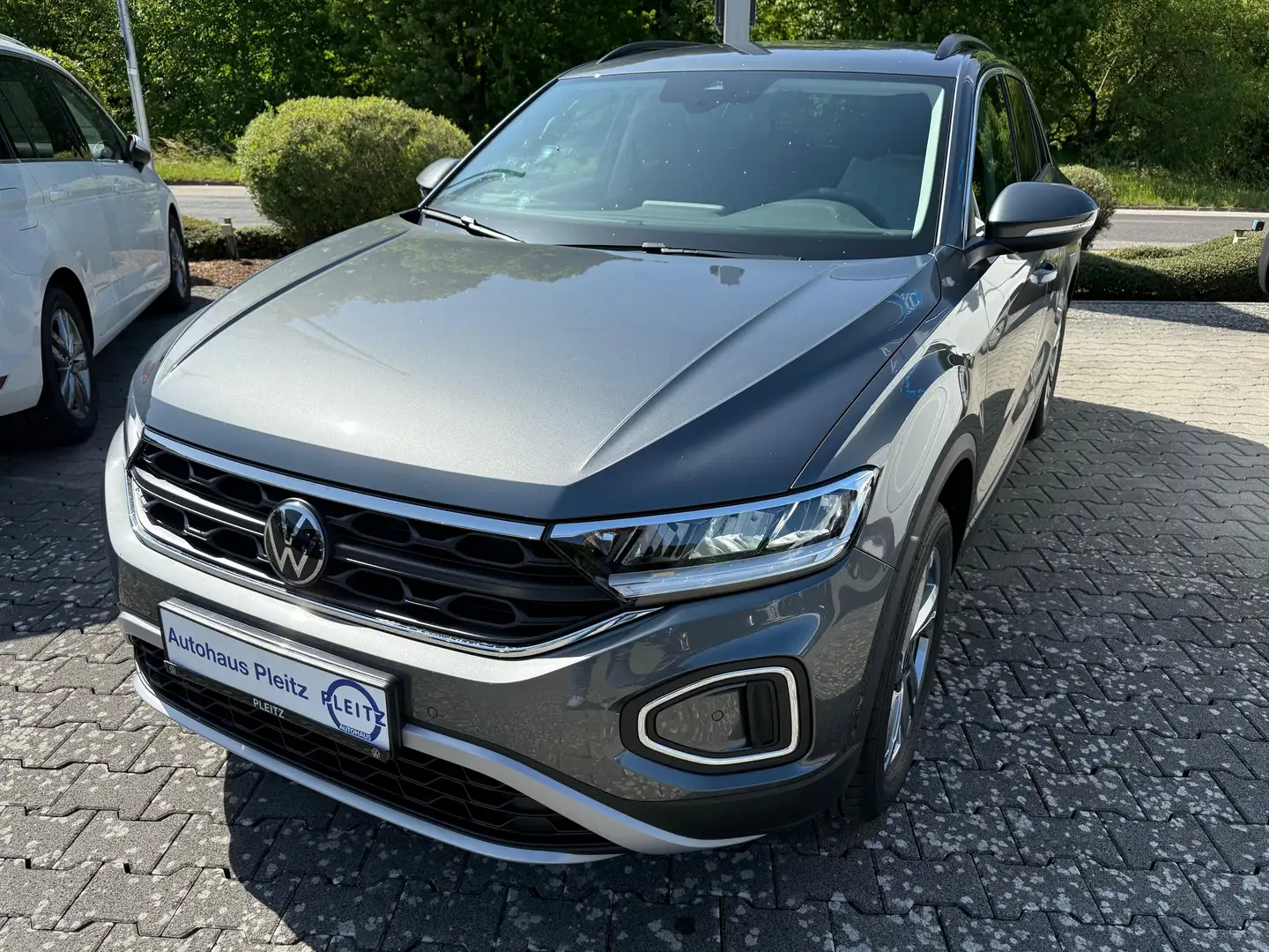Volkswagen T-Roc Life 1.5 TSI DSG RFK LED AppC ACC Grijs - 1