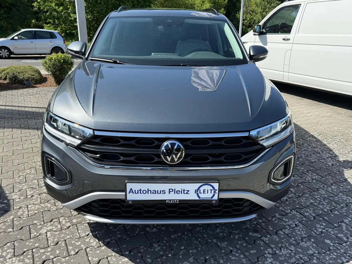 Volkswagen T-Roc Life 1.5 TSI DSG RFK LED AppC ACC Grijs - 2