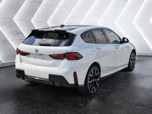 BMW 1 Series view 4