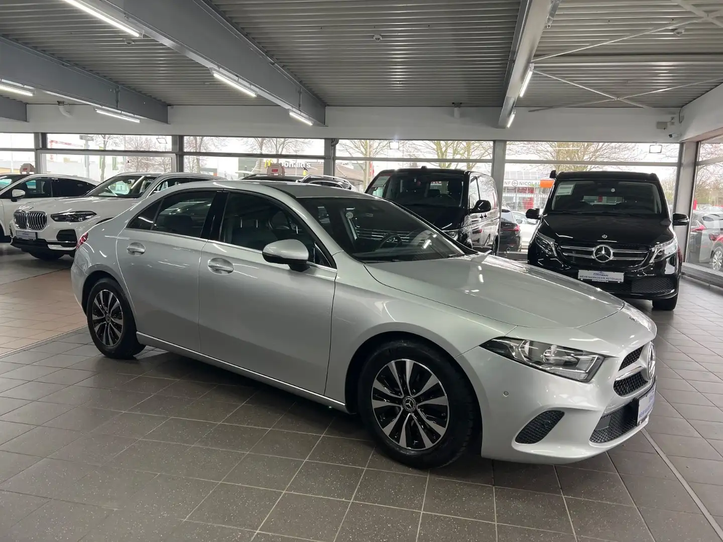 Mercedes-Benz A 180 d Limousine Style Agility+Media+Park+Navi Silber - 2