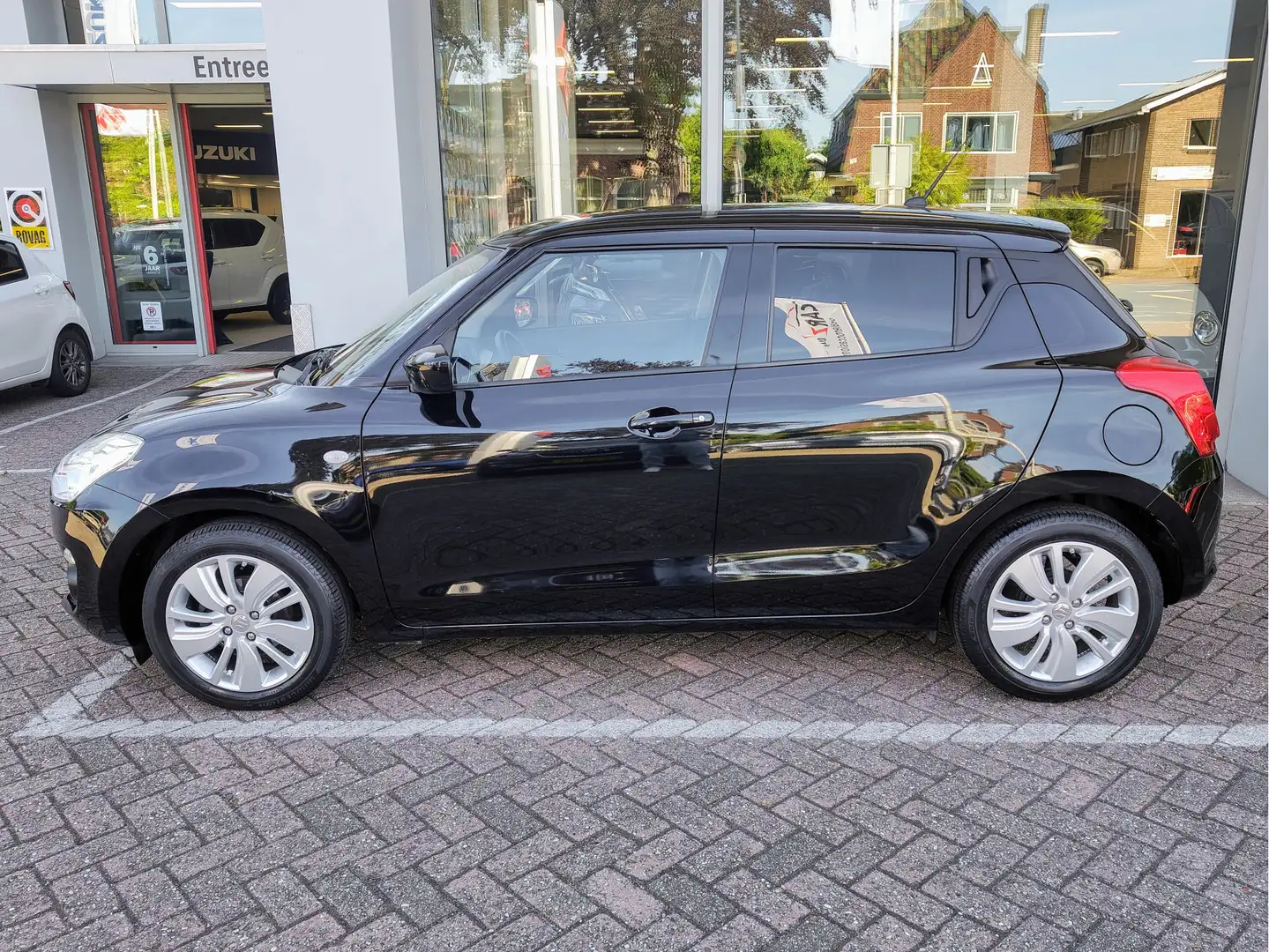 Suzuki Swift 1.2 SELECT Navigatie | Camera | Stoelverwarming Zwart - 2