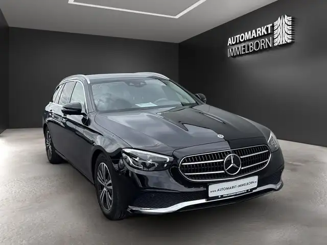 Mercedes-Benz 220 view 2