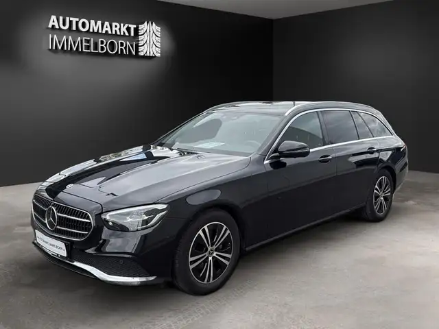 Mercedes-Benz 220 view 4