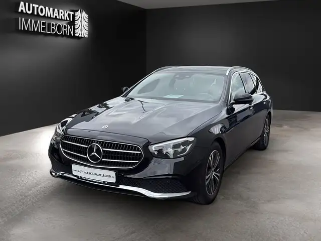 Mercedes-Benz 220 view 3