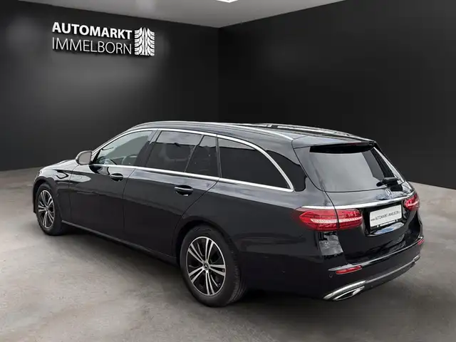 Mercedes-Benz 220 view 6