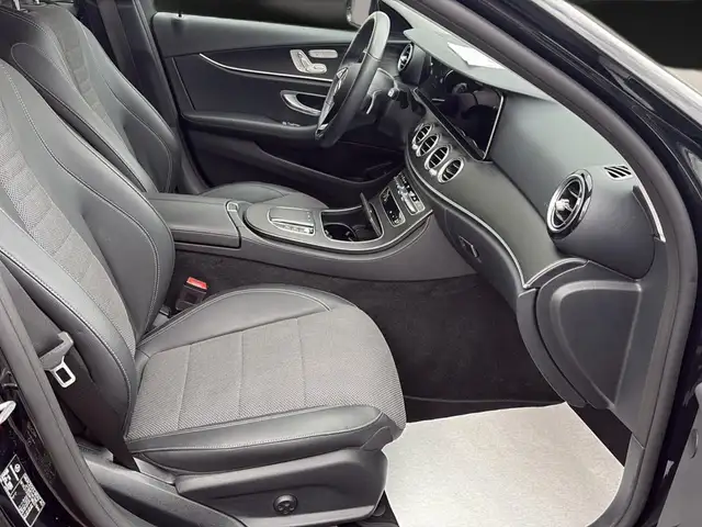 Mercedes-Benz 220 view 14