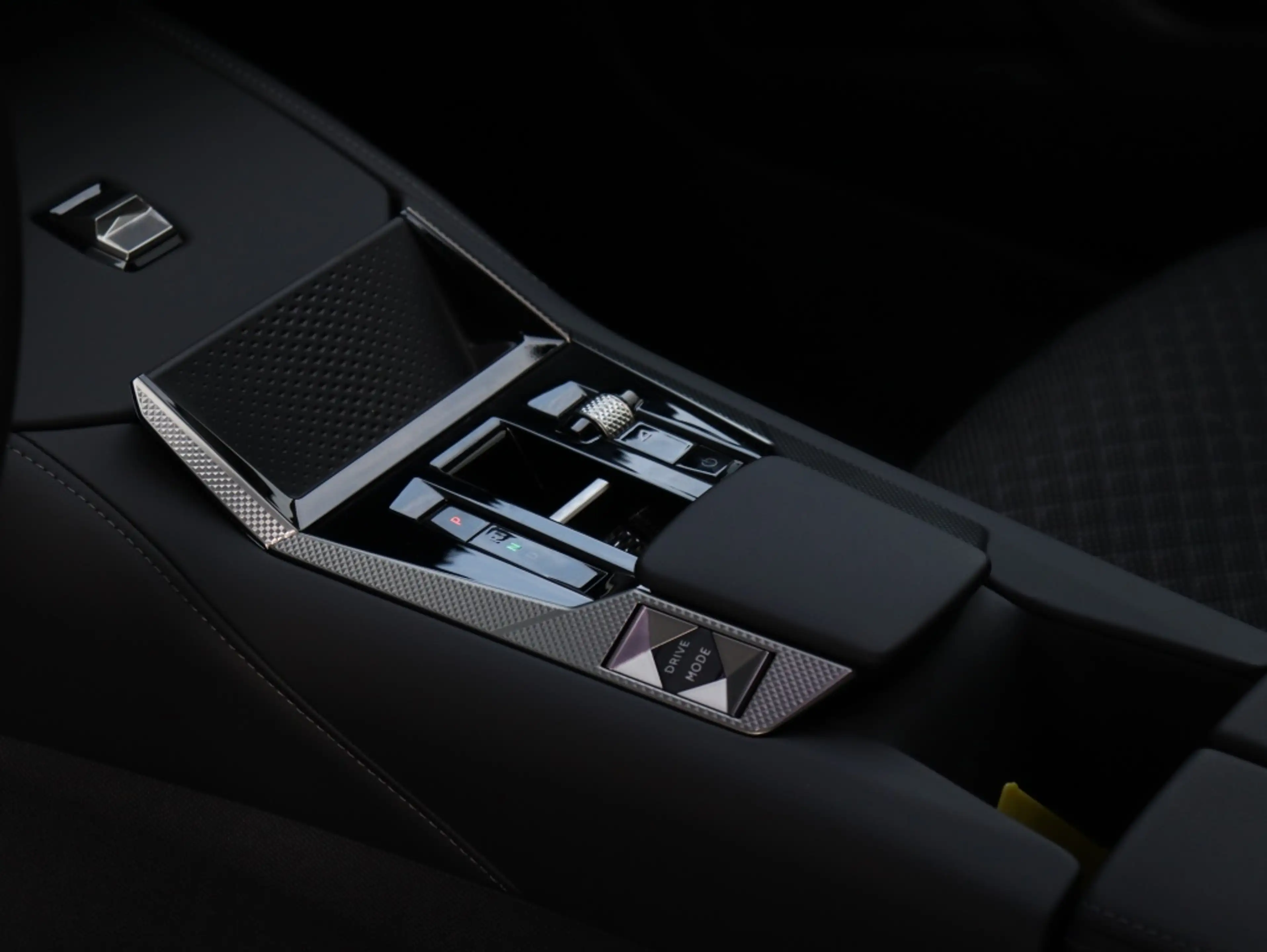 DS Automobiles N°4 E-Tense 157 KW Pallas — photo 15