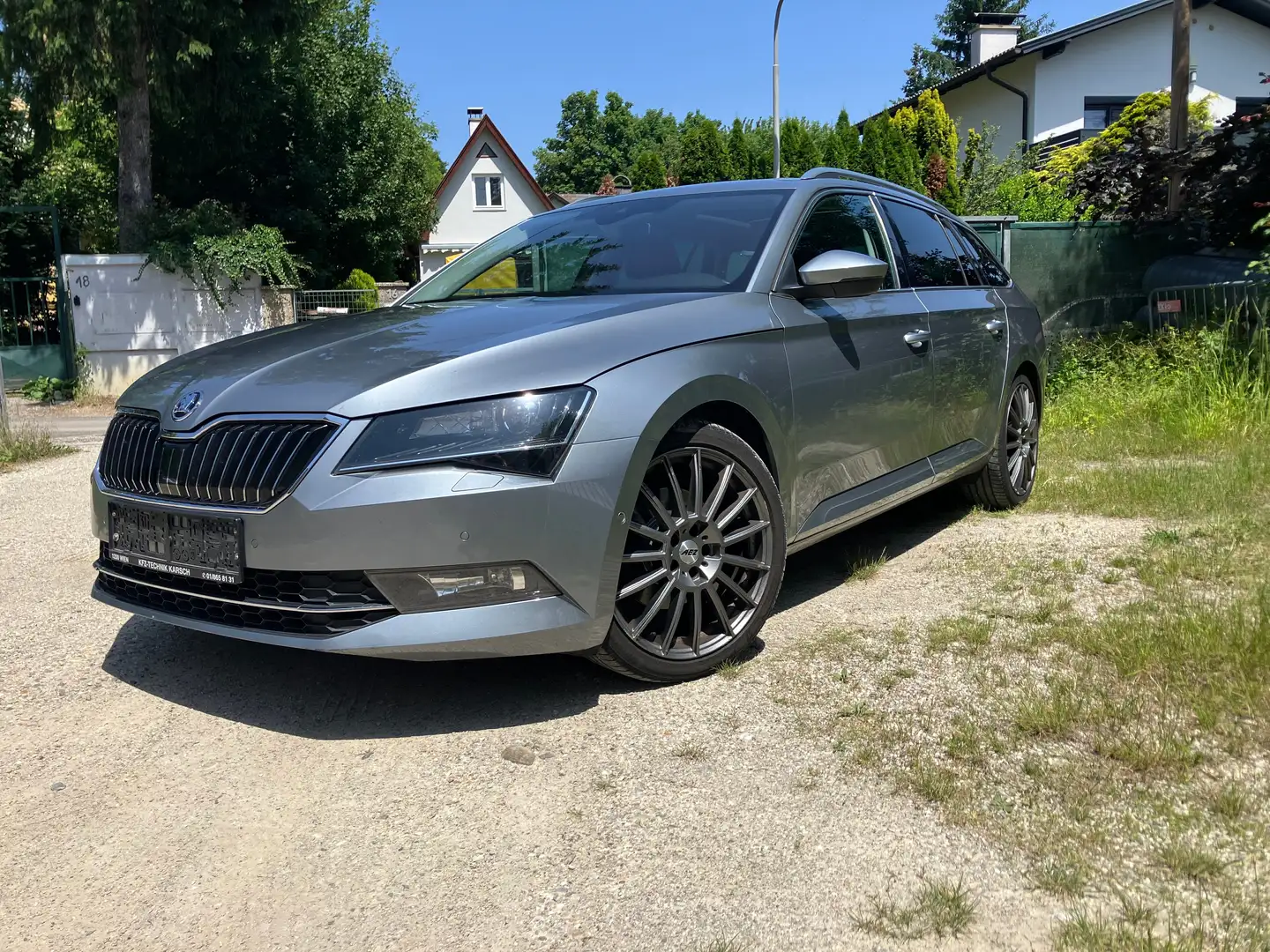 Skoda Superb Superb Kombi 2,0 TDI 4x4 Style DSG Style Grau - 2