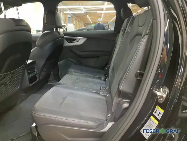 Audi SQ7 view 4